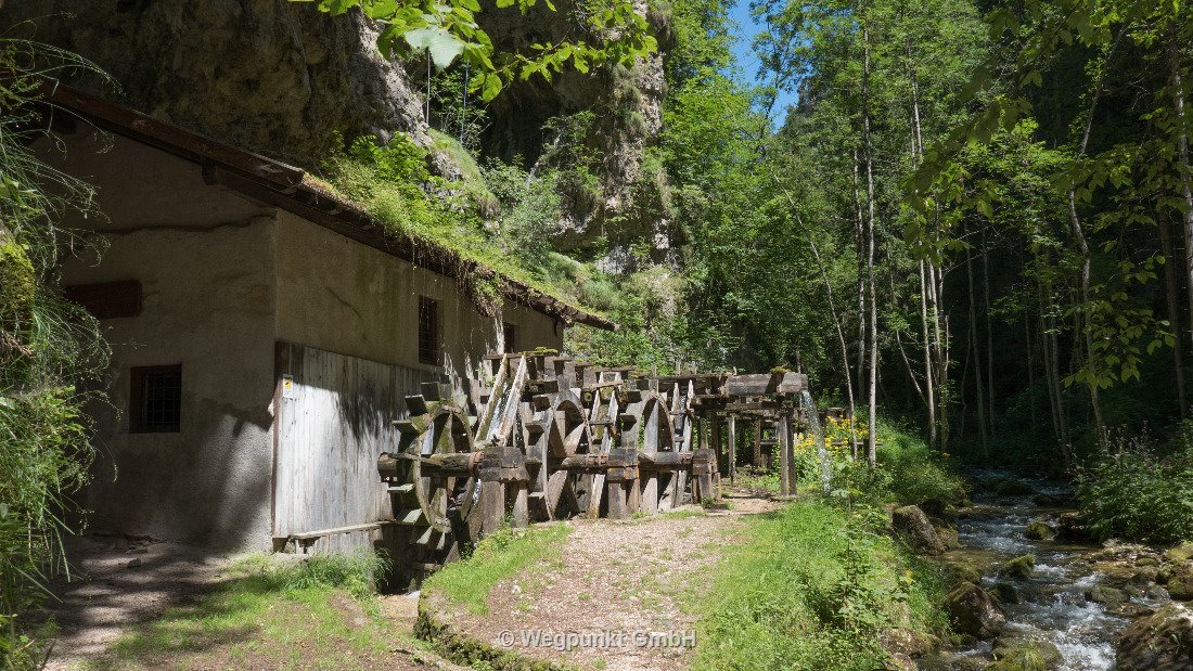 Eine dreistufige Wassermühle